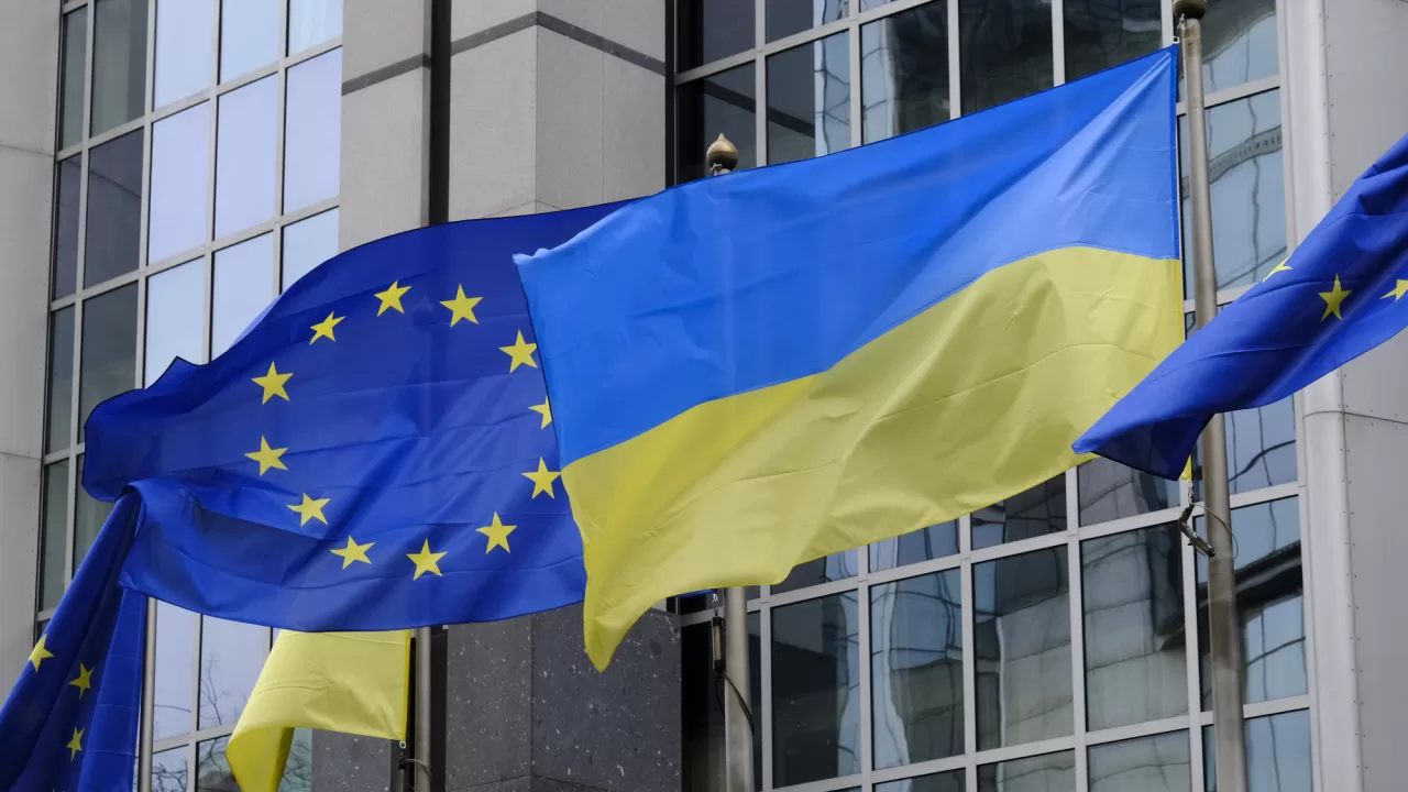 Перед будівлею Європейського парламенту майорять прапори України та ЄС / Фото: DepositPhotos