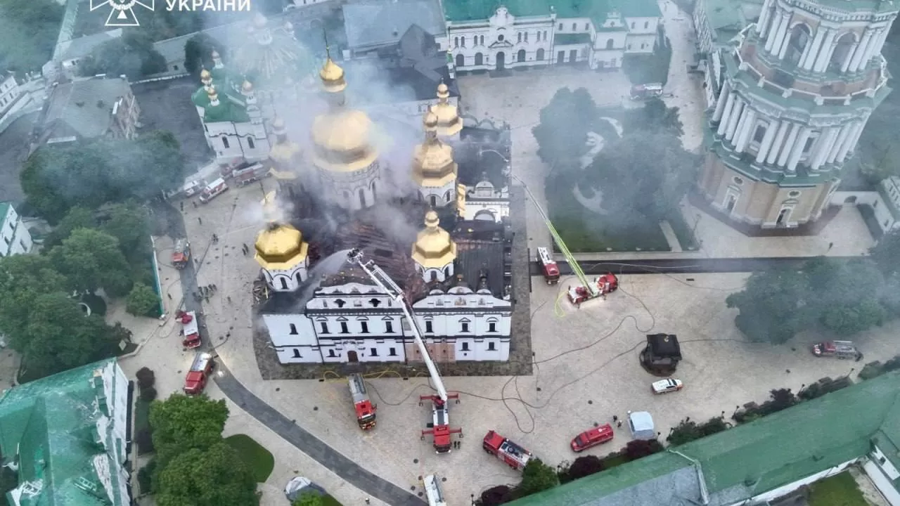 Ликвидация пожара в Киево-Печерской лавре / Фото: ГСЧС