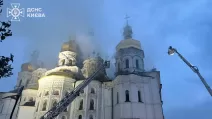 Рятувальники гасять пожежі на території Києво-Печерської Лаври. Київ, 15 червня 2020 / Фото: ДСНС