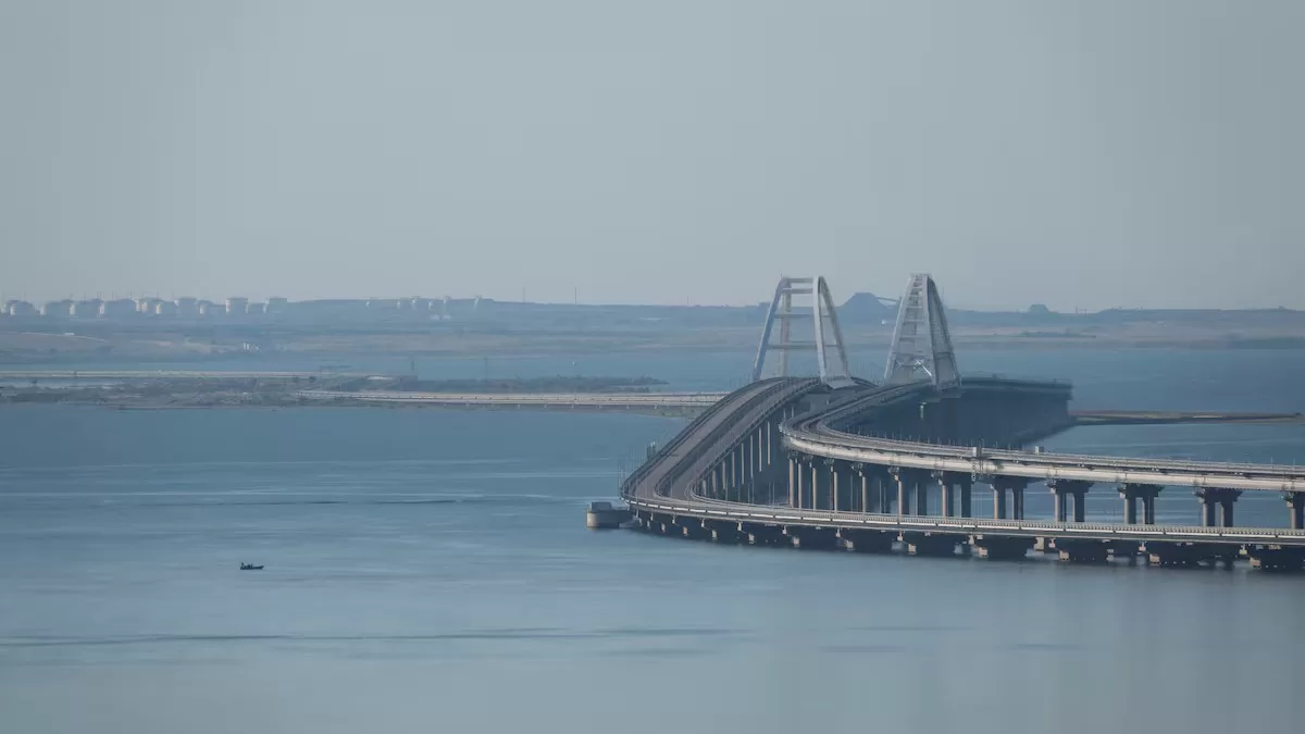 Кримський міст, що з'єднує материкову частину Росії з півостровом через Керченську протоку, 17 липня 2023 року / Фото: Reuters