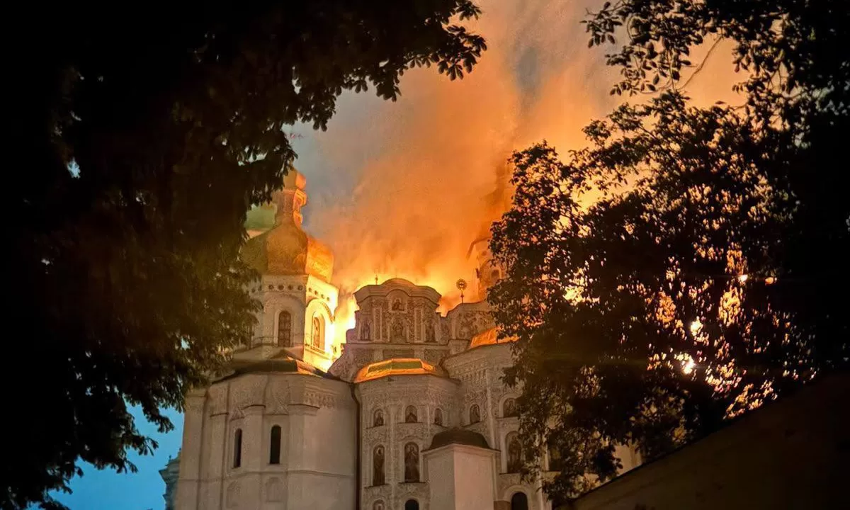 Пожежа після удару по Києво-Печерській лаврі / Фото: Нацполіція