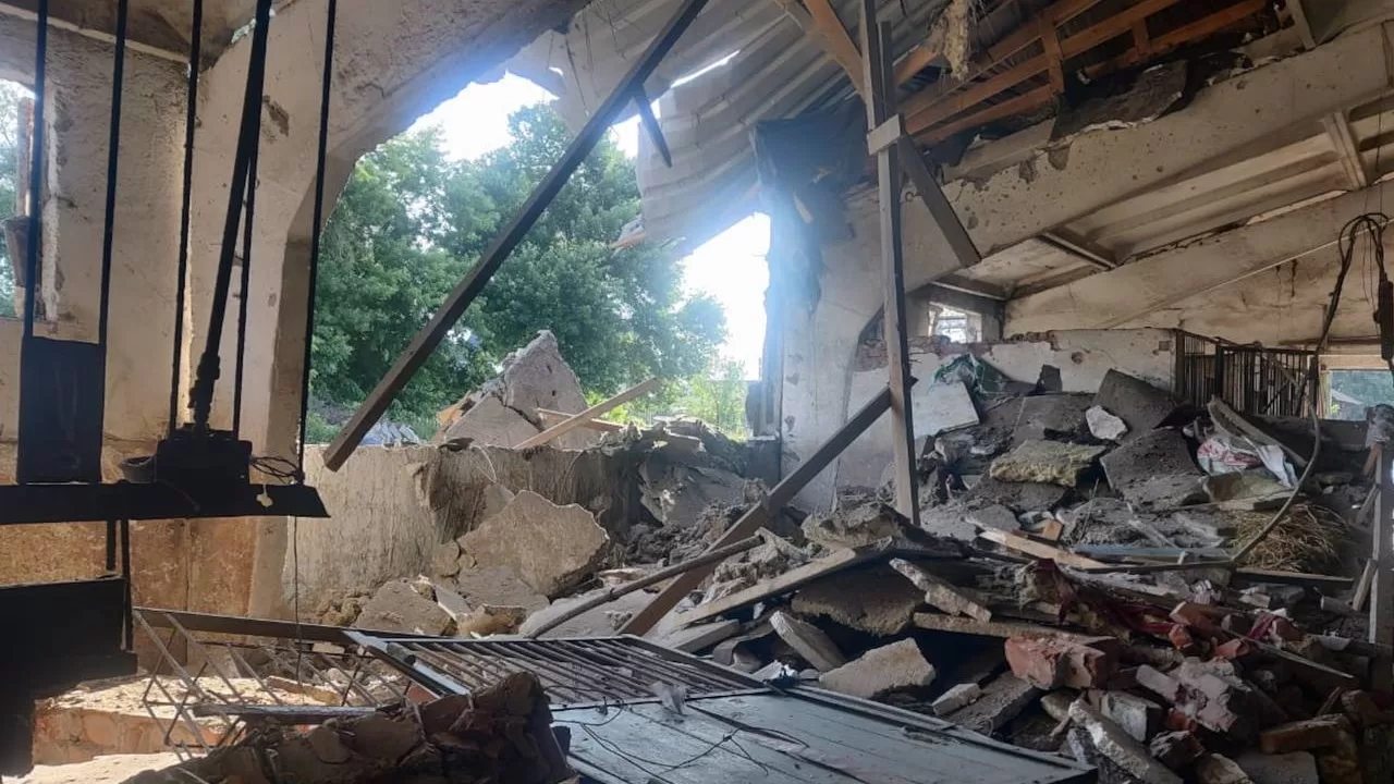 Последствия удара по конно-спортивной школе в Сумской области / Фото: Сумская ОВА