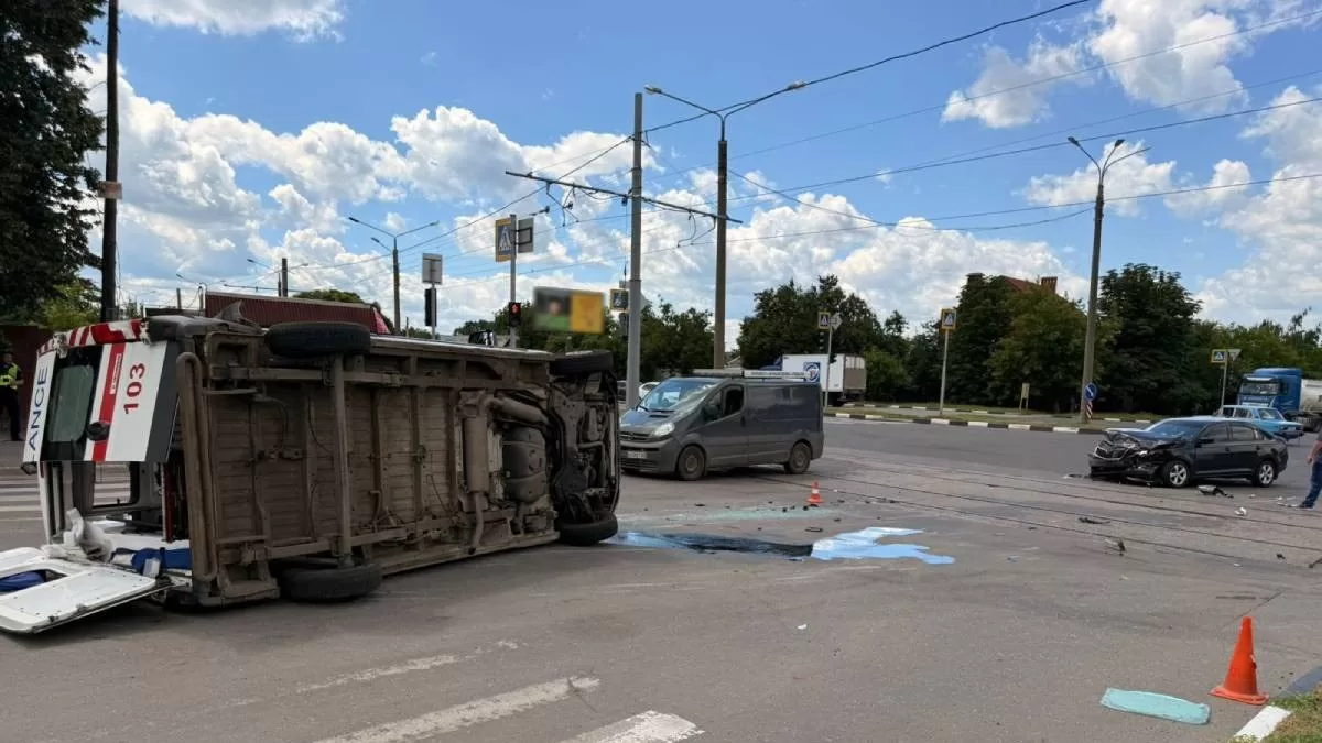ДТП за участю швидкої допомоги та легковика у Харкові / Фото: поліція Харківської області
