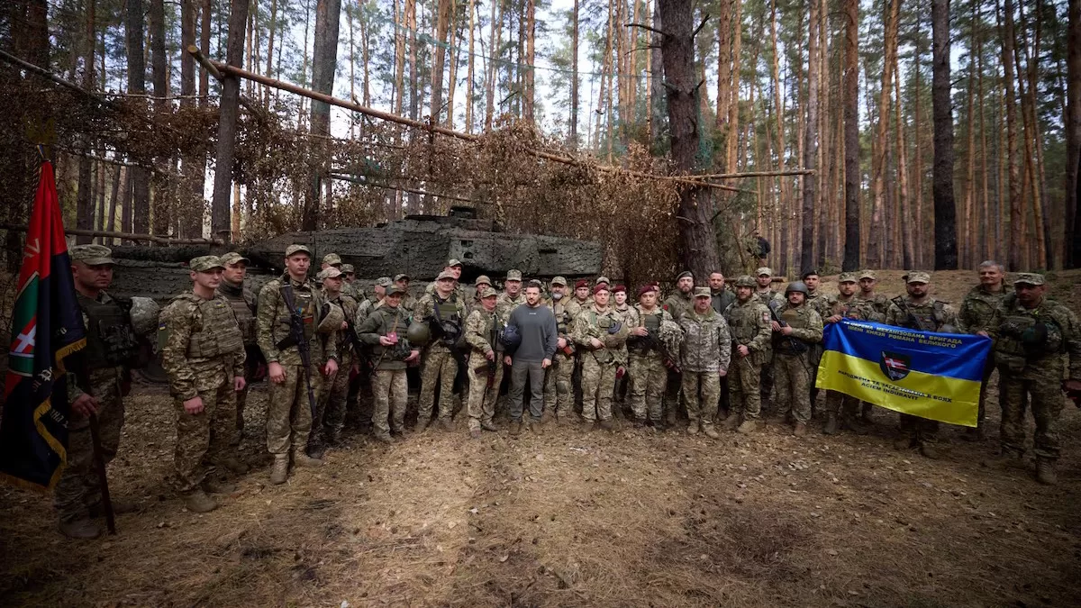 Владимир Зеленский во время визита на позиции украинских военных на линии фронта; место расположения не разглашается, 3 октября 2023 года / Фото: Офис президента Украины