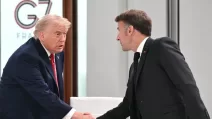 Президент Дональд Трамп пожимает руку президенту Эммануэлю Макрону во время саммита G7 в Эвиане 17 июня / Фото: AFP