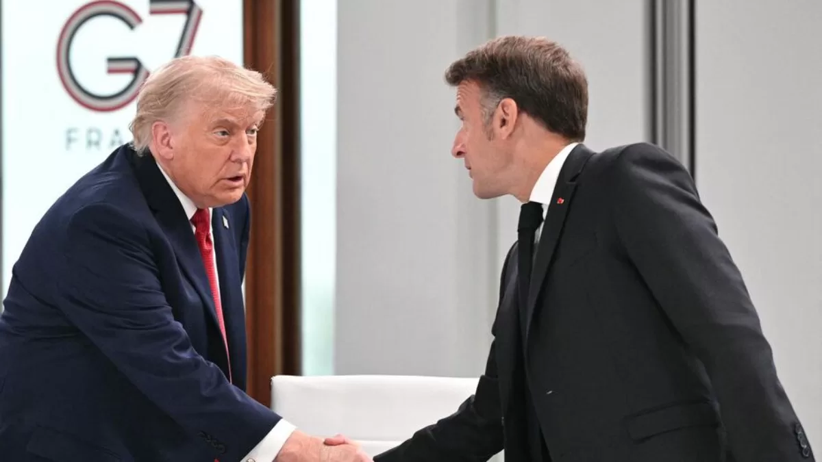 Президент Дональд Трамп тисне руку президенту Еммануелю Макрону під час саміту G7 в Евіані 17 червня / Фото: AFP