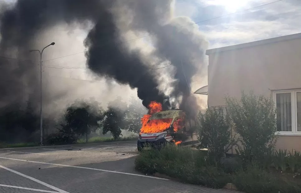 Ambulance vehicle after a Russian strike on the outskirts of Zaporizhzhia / Photo: State Emergency Service of Ukraine