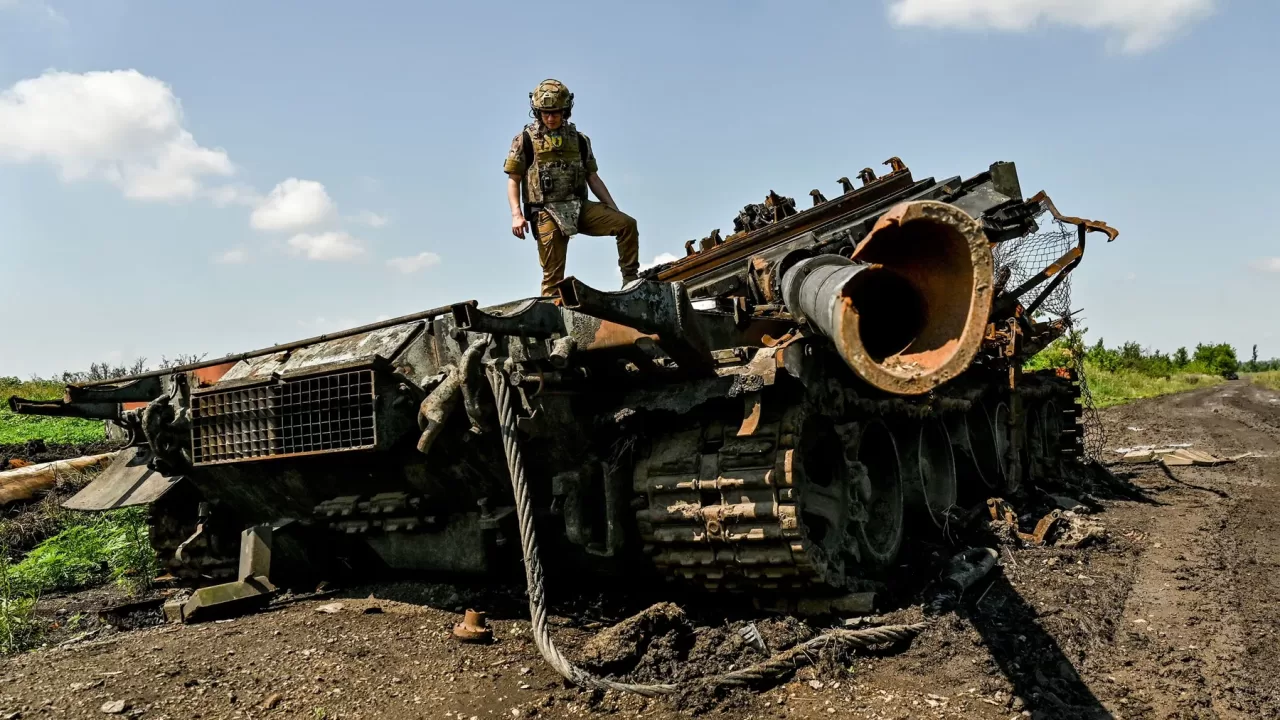 Уничтоженный российский танк в Запорожской области / Фото: AP