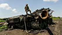 Уничтоженный российский танк в Запорожской области / Фото: AP