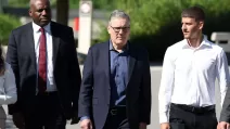 Премьер-министр Великобритании Кир Стармер идет вместе с вице-премьером Великобритании Дэвидом Ламми во время посещения жилого комплекса на севере Лондона, 19 июня 2026 года / Фото: Reuters