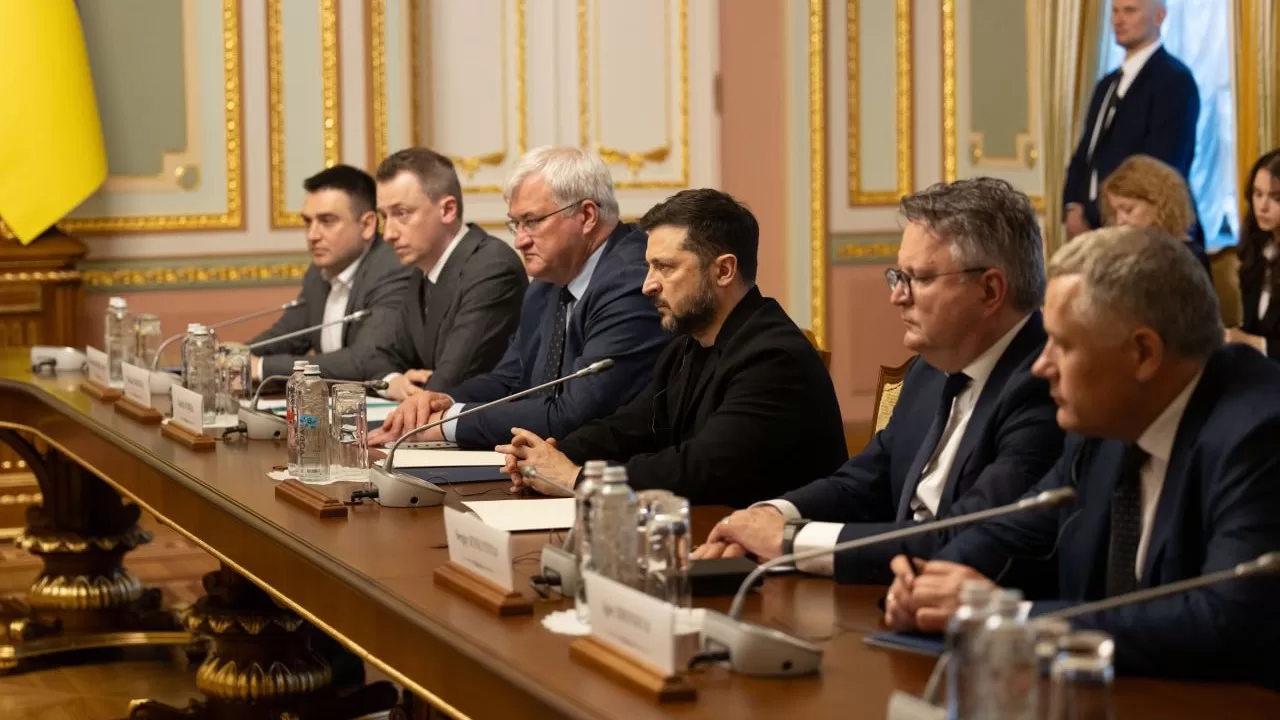 Владимир Зеленский во время общения с журналистами вместе с президентом Гондураса Насри Асфурой / Фото: Офис президента