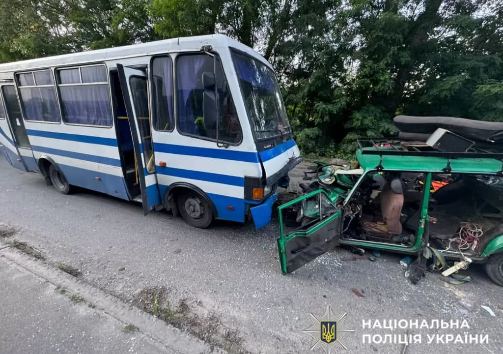 В Броварах легковой автомобиль столкнулся с автобусом: погибли двое детей / Фото: Нацполиция