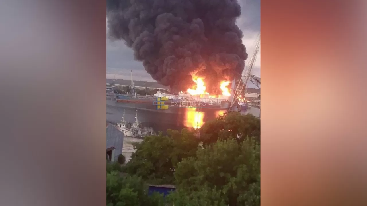 An oil depot near the Crimean Bridge is burning in Kerch / Photo: social media