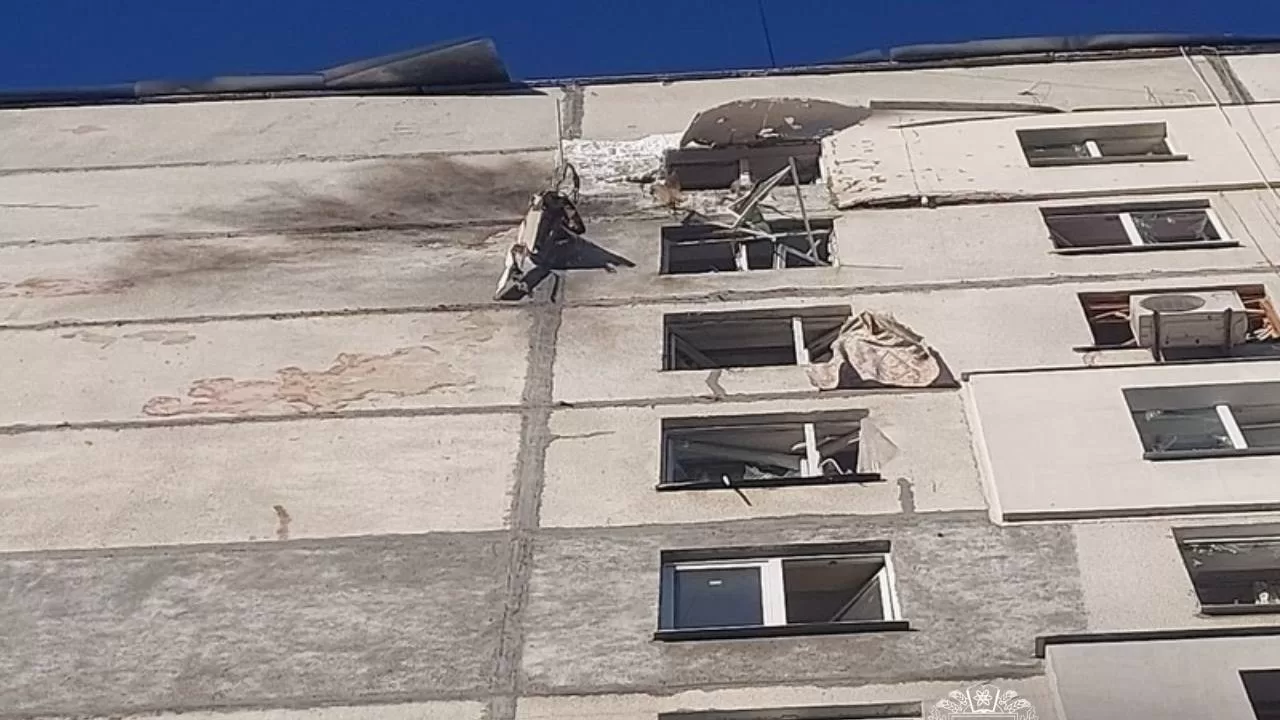 У Київському районі Харкова ворожа «молнія» вдарила по 12-ти поверхівці / Фото: Харківська ОВА