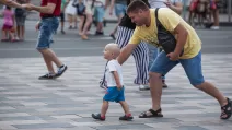 Ukraine, Mariupol — August 9, 2021: a father walks with his son in the city center / Photo: DepositPhotos