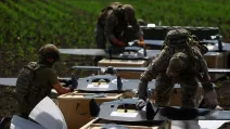 Военнослужащие Сил беспилотных систем готовят ударные дроны средней дальности к запуску / Фото: Reuters
