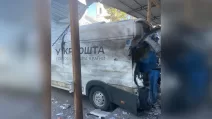 Пошкоджена російським ударом автівка Укрпошти / Фото: Ігор Смілянський
