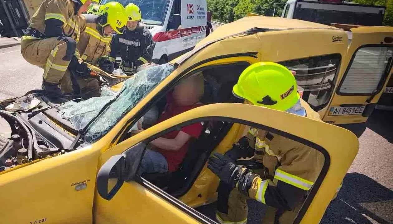 Пошкоджена у ДТП автівка на Київщині / Фото: ДСНС