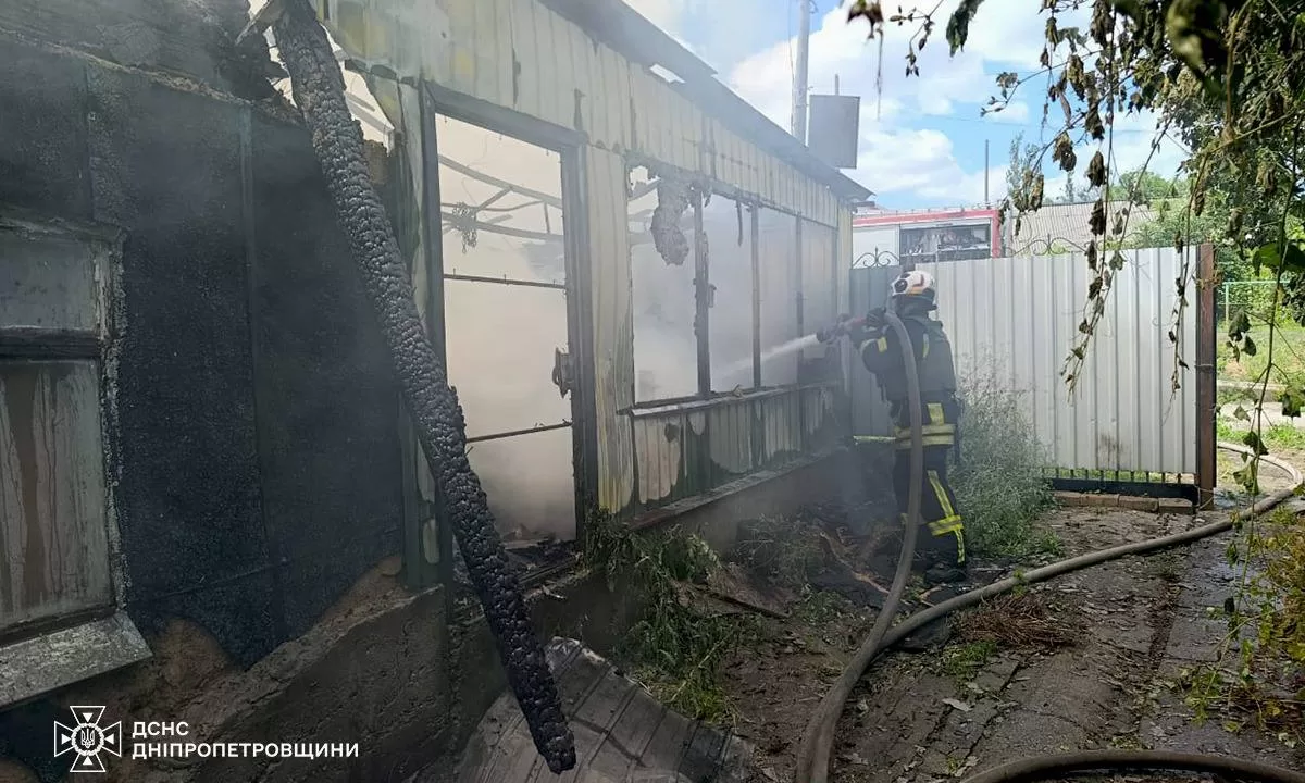 Ліквідація пожежі після удару РФ на Дніпропетровщині / Фото: ДСНС