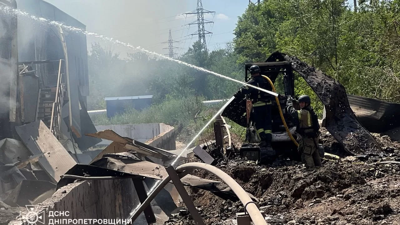 Ліквідація наслідків атаки у Кривому Розі / Фото: ДСНС