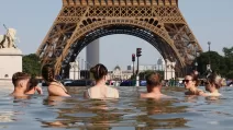 22 червня 2026 року в Парижі, Франція, люди охолоджуються у фонтані Трокадеро поруч з Ейфелевою вежею на тлі підвищення температури під час спекотної хвилі, що охопила значну частину країни / Фото: REUTERS/Абдул Сабур