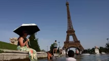 Люди охлаждаются в фонтане Трокадеро перед Эйфелевой башней в Париже во время жары, охватившей значительную часть Франции, 23 июня 2026 года / Фото: REUTERS/Abdul Saboor