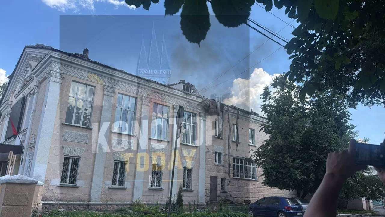 Россияне нанесли удар «шахедами» по кинотеатру в центре Конотопа / Фото: соцсети