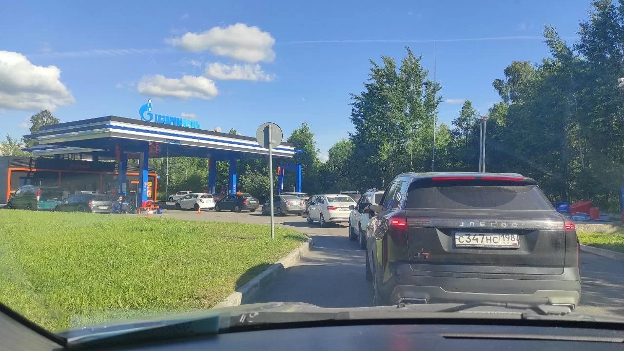 В Москве перекупщики скупают канистры для бензина и продают их втрое дороже / Фото: соцсети