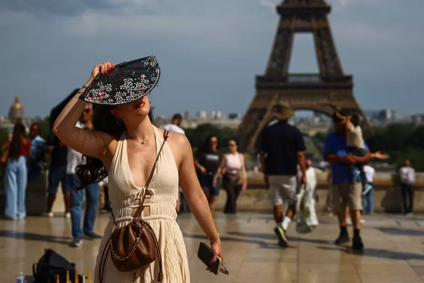 Женщина закрывает лицо от солнца / Фото: Reuters