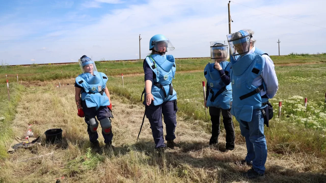 Співробітники NPA на Миколаївщині / Фото: Facebook Norwegian People's Aid Ukraine