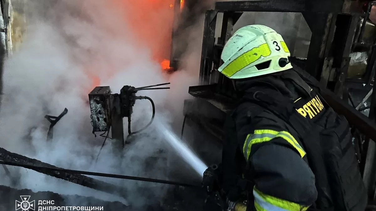 На Дніпропетровщині після атак горіли склад, будинок культури та об’єкти у Павлограді / Фото: ДСНС