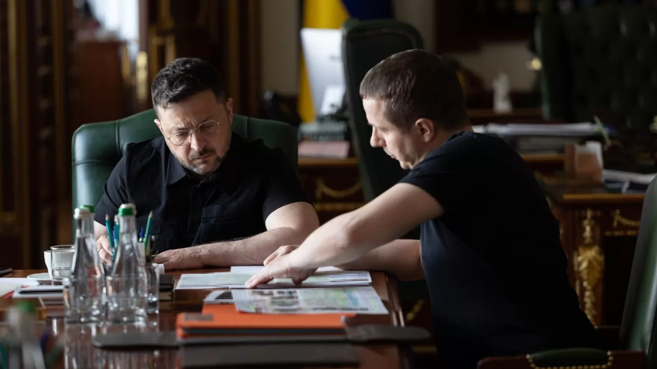 Руководитель Службы внешней разведки Украины Олег Луговский докладывает президенту Украины Владимиру Зеленскому / Фото: ОПУ