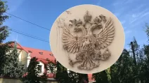 Герб РФ, размещенный на фасаде бывшего консульства России в Харькове / Коллаж Суспільне Харків