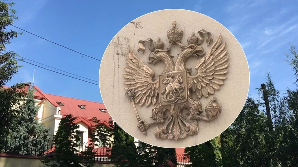 Герб РФ, що розміщений на фасаді колишнього консульства Росії у Харкові / Колаж Суспільне Харків