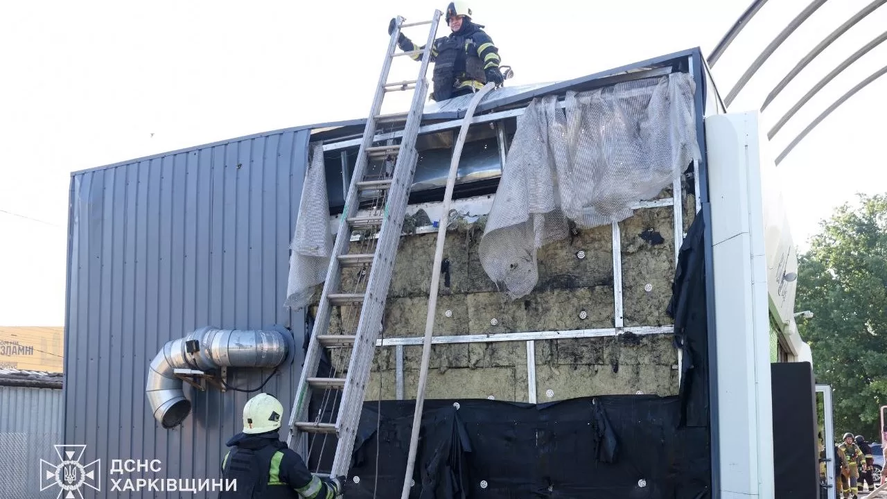 Вражеский FPV-дрон попал в здание магазина на АЗС в Харькове / Фото: ГСЧС