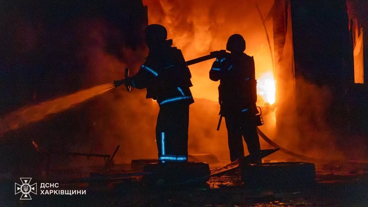 Рятувальники ліквідовують пожежу, яка сталася після ворожого удару по АЗК у Харківському районі / Фото: ДСНС