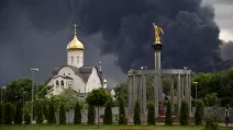 Дим піднімається над нафтопереробним заводом в Капотні після атаки українського безпілотника, Москва, 18 червня 2026 року / Фото: соцмережі