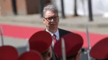 Президент Сербії Александар Вучич проходить повз почесну варту під час церемонії зустрічі з президентом Грузії Міхеілом Кавелашвілі у Тбілісі, Грузія, 15 червня 2026 року / Фото: Reuters