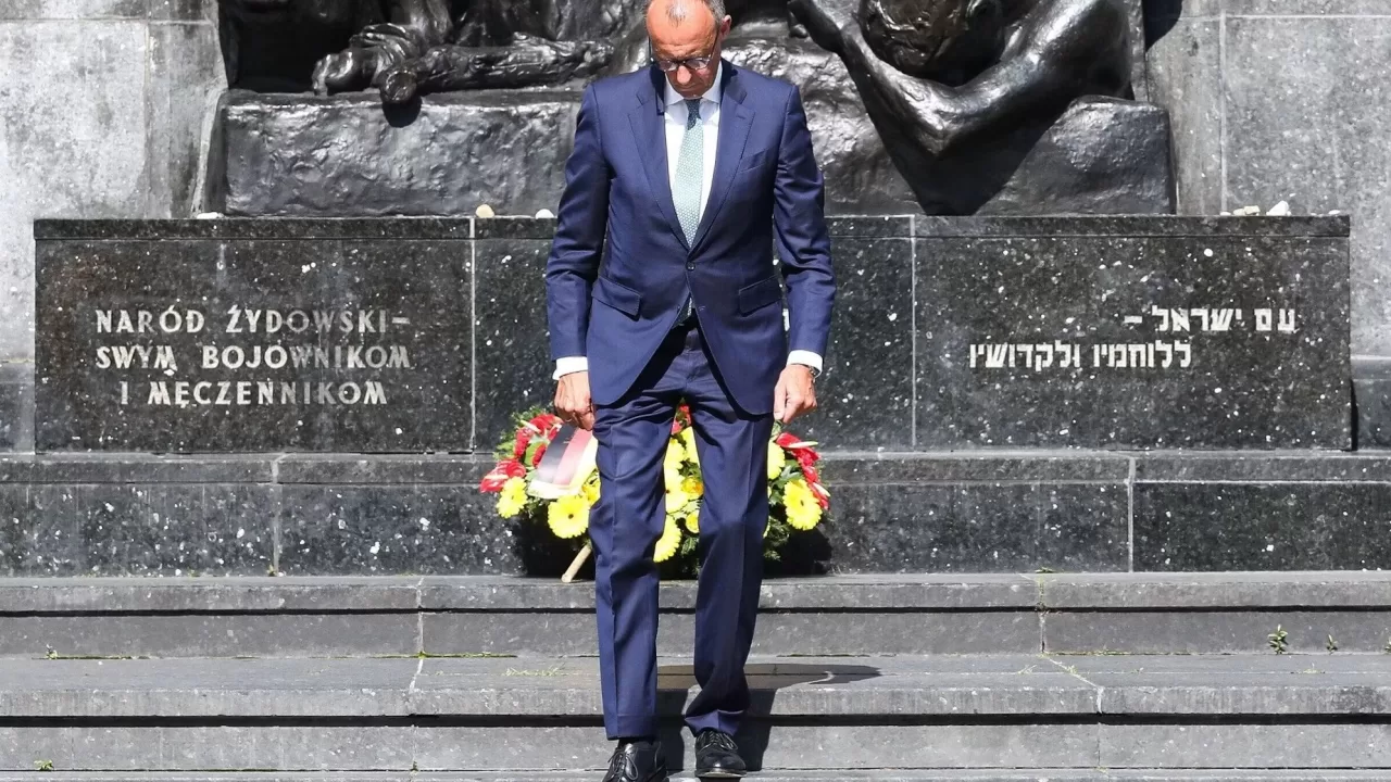 Фрідріх Мерц у липні 2022 року, на той час як голова ХДС, біля пам’ятника Варшавському повстанню / Фото: Tomasz Gzell/dpa