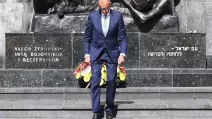 Фридрих Мерц в июле 2022 года, в то время являвшийся председателем ХДС, у памятника Варшавскому восстанию / Фото: Tomasz Gzell/dpa