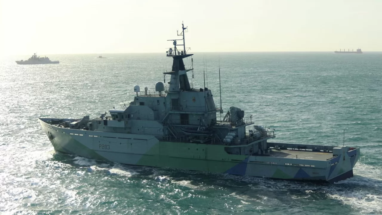Корабль британского Королевского флота «HMS Mersey» следит за фрегатом «Адмирал Григорович» и подводной лодкой «Краснодар» российского флота в неизвестном месте / Фото: Министерство обороны Великобритании
