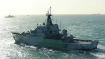 Корабель британського Королівського флоту «HMS Mersey» стежить за фрегатом «Адмірал Григорович» та підводним човном «Краснодар» російського флоту в невідомому місці / Фото: Міністерство оборони Великої Британії