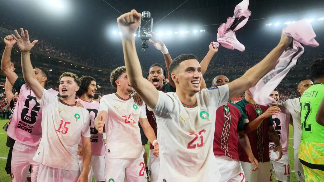 Игроки сборной Марокко празднуют выход в 1/8 финала на ЧМ-2026 / Фото: AP/Ricardo Mazalan