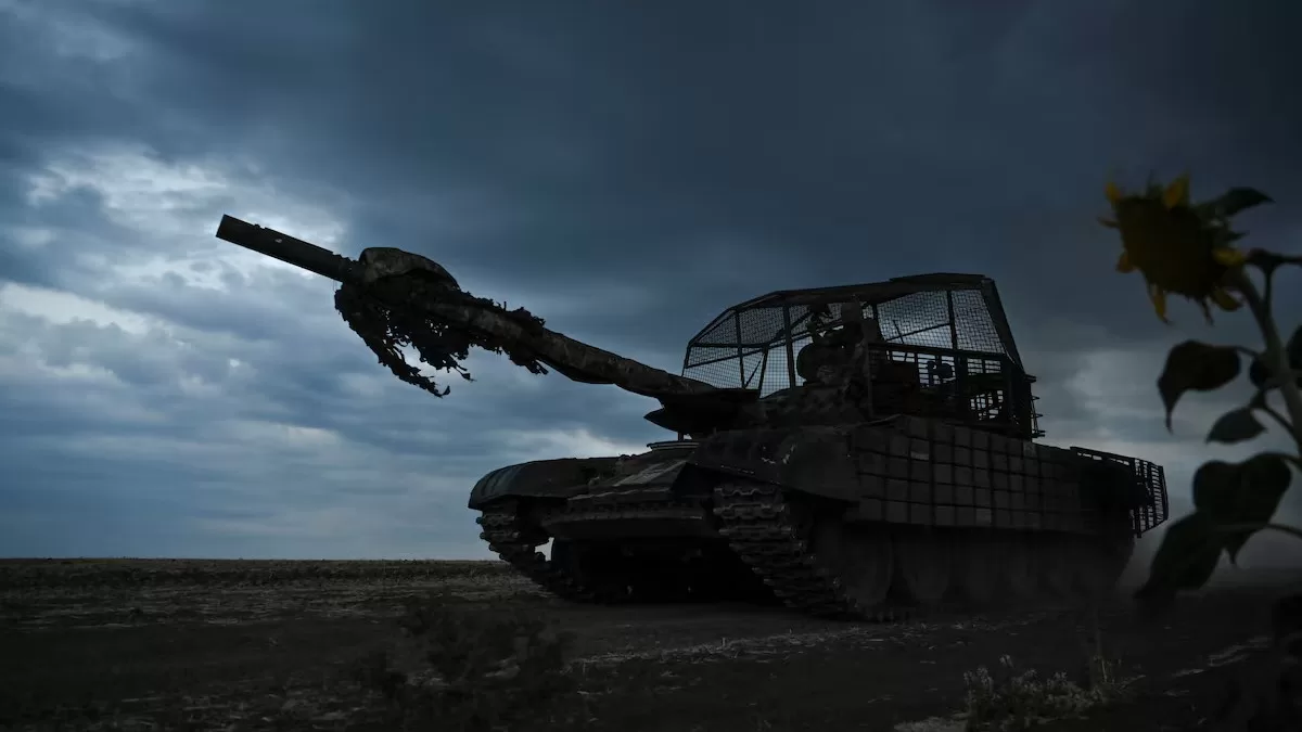 Украинский военнослужащий из 118-й отдельной механизированной бригады сидит на танке Т-72 во время военных учений вблизи линии фронта на фоне российского вторжения в Украину, в Запорожской области, 21 июля 2024 года / Фото: Reuters