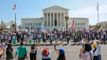 Демонстранты держат лозунг “Рожден в США = гражданин!” у здания Верховного суда США, Вашингтон, 1 апреля 2026 года / Фото: Reuters