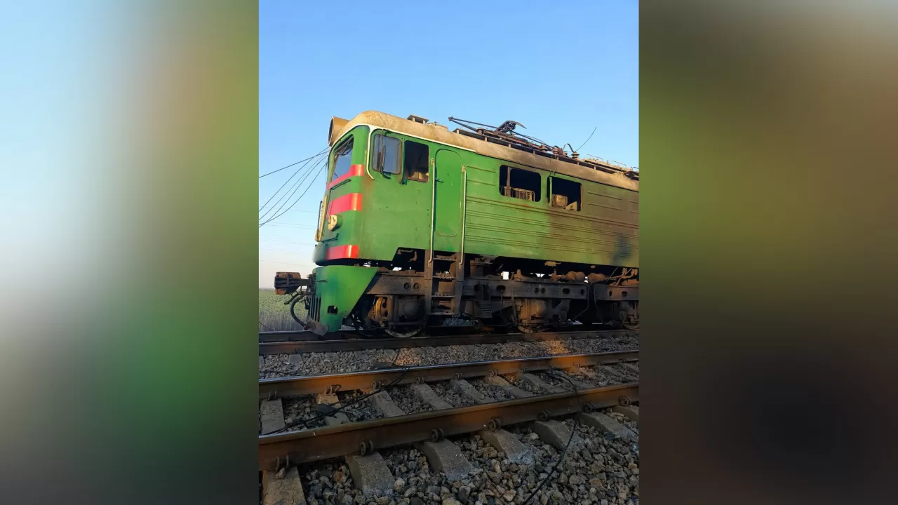 Ворог ударив дроном по електровозу Укрзалізниці на Дніпропетровщині / Фото: Укрзалізниця