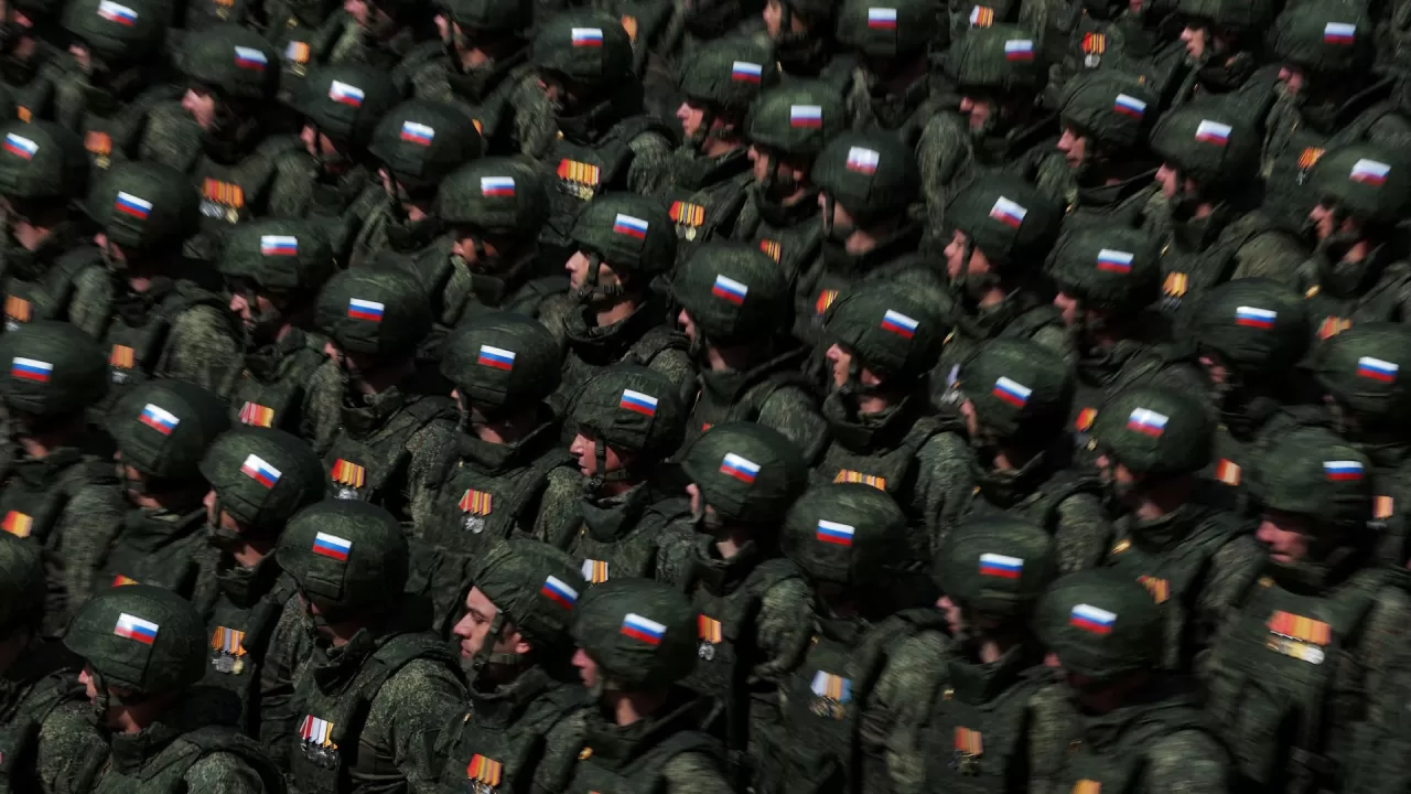 Російські військовослужбовці, які брали участь у нападі на Україну, марширують під час параду в День Перемоги, Москва, 9 травня 2025 року / Фото: Reuters
