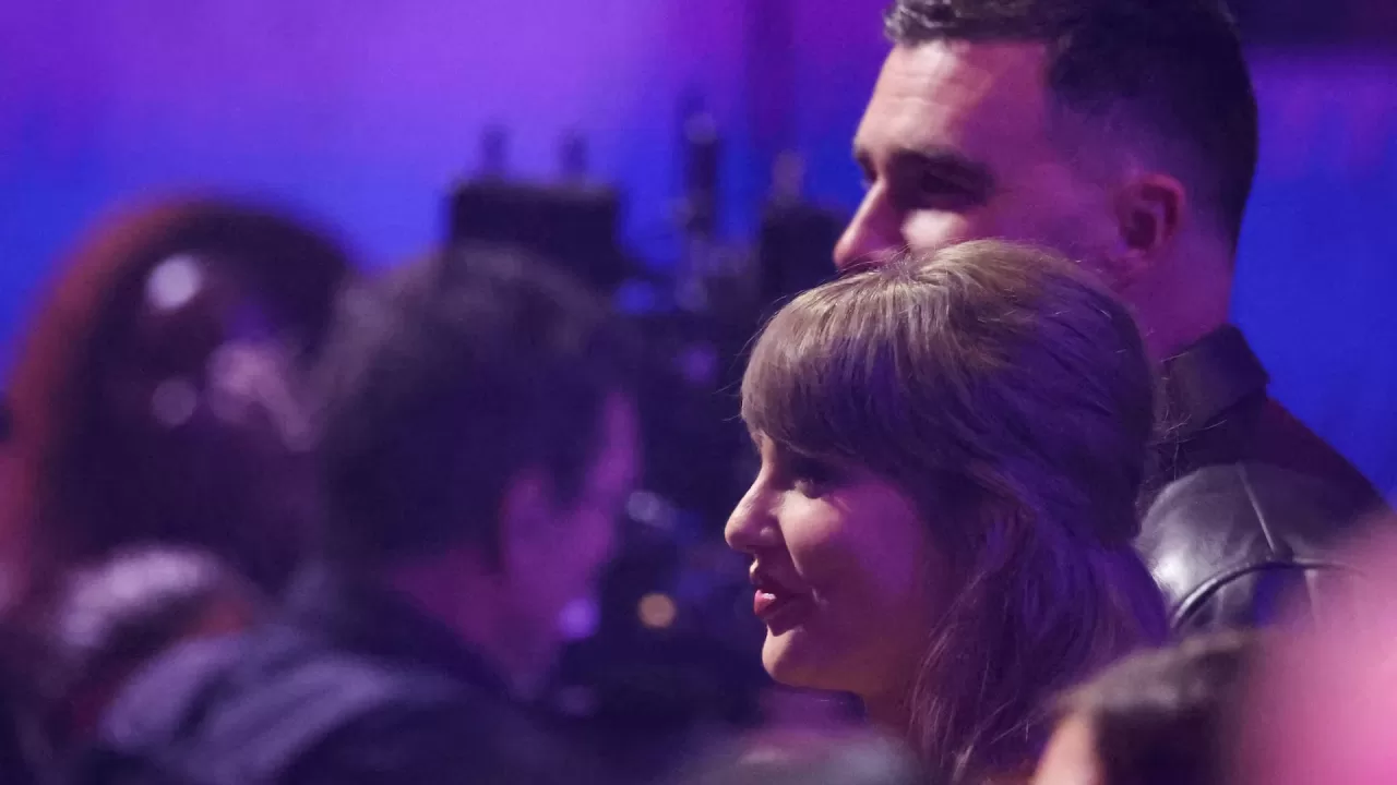 Тревіс Келсі і Тейлор Свіфт на церемонії вручення премії «iHeartRadio Music Awards 2026» у театрі Dolby в Лос-Анджелесі, 26 березня 2026 року / Фото: Reuters