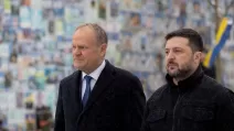 Президент України Володимир Зеленський та прем'єр-міністр Польщі Дональд Туск відвідують Стіну пам'яті загиблих за Україну, 5 лютого 2026 року / Фото: Офіс президента