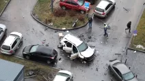 Пошкоджений автомобіль Kia Sorento стоїть на місці події, де 22 грудня 2025 року в Москві в результаті вибуху автомобіля загинув генерал-лейтенант Фаніл Сарваров, начальник управління оперативної підготовки сухопутних військ Генерального штабу Росії / Фото: Reuters